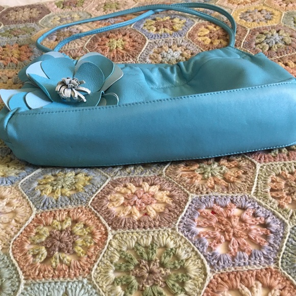 Cute Vintage 1970s Blue Leather Flower Appliqué Bag - Picture 4 of 6